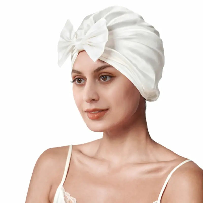 Bonnet en soie avec gros nœud