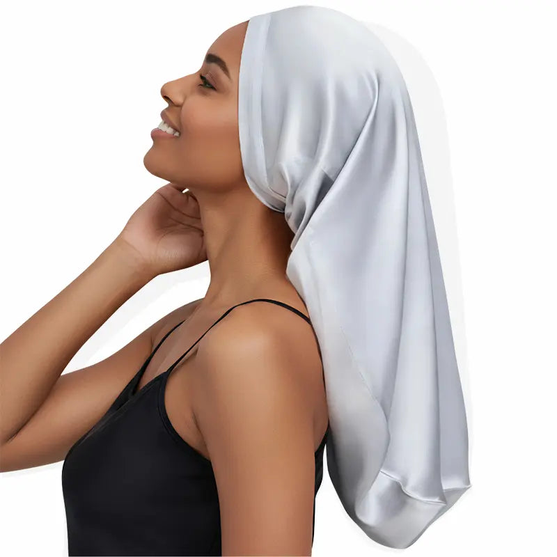 Bonnet long en soie avec cordon
