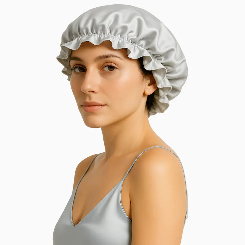 femme avec une Charlotte en soie réversible silver