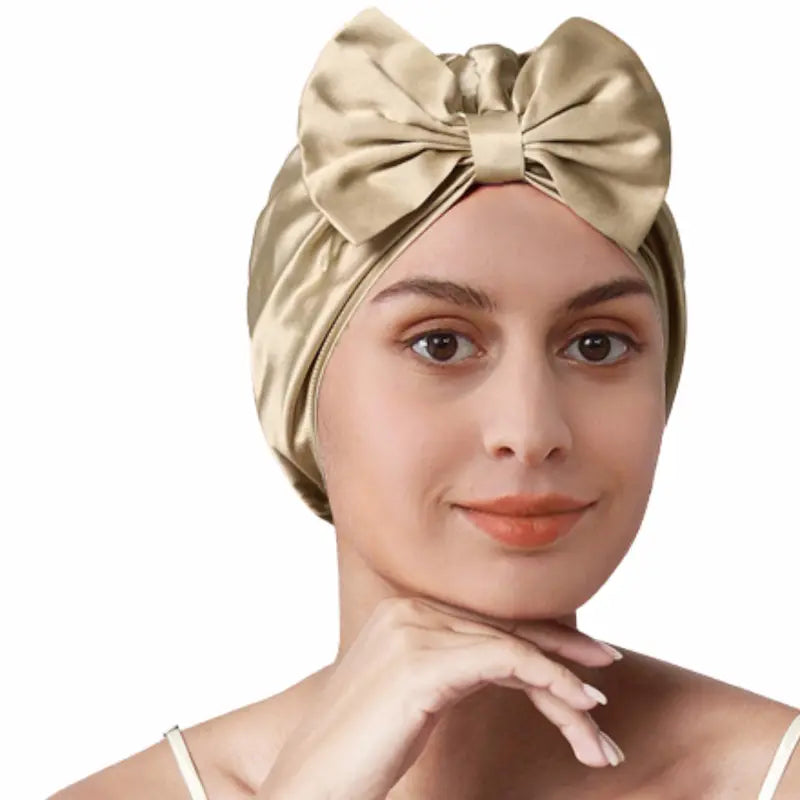 Bonnet en soie avec gros nœud