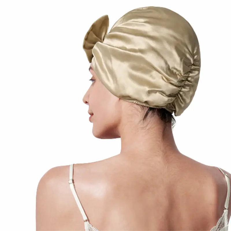 Bonnet en soie avec gros nœud