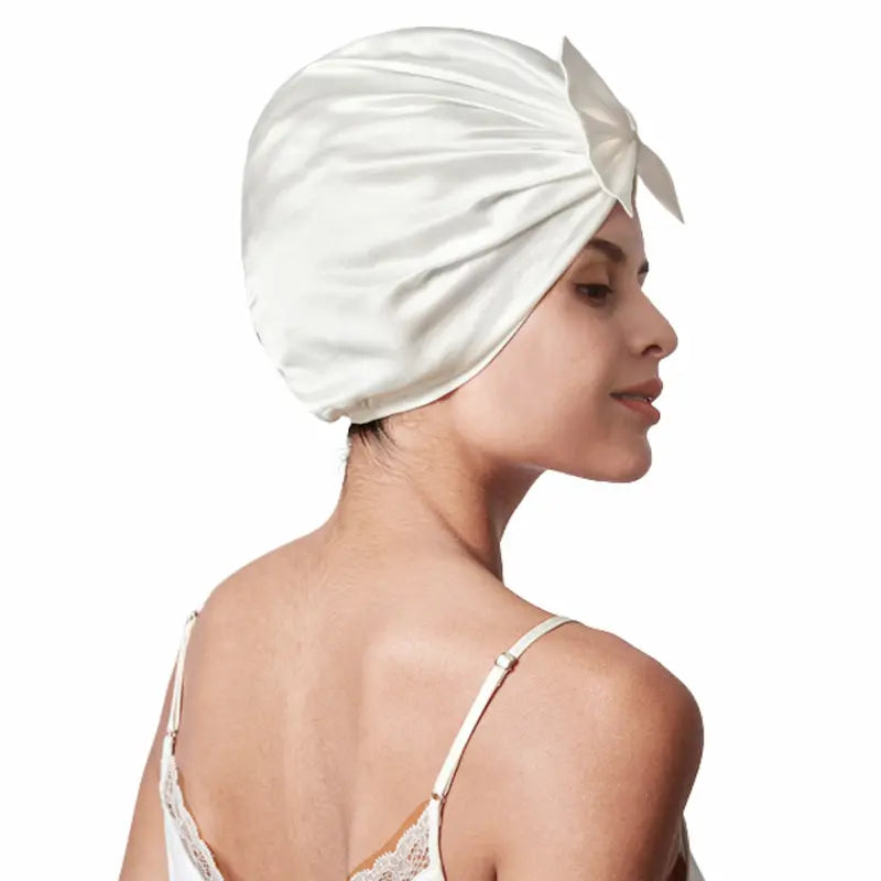 Bonnet en soie avec gros nœud